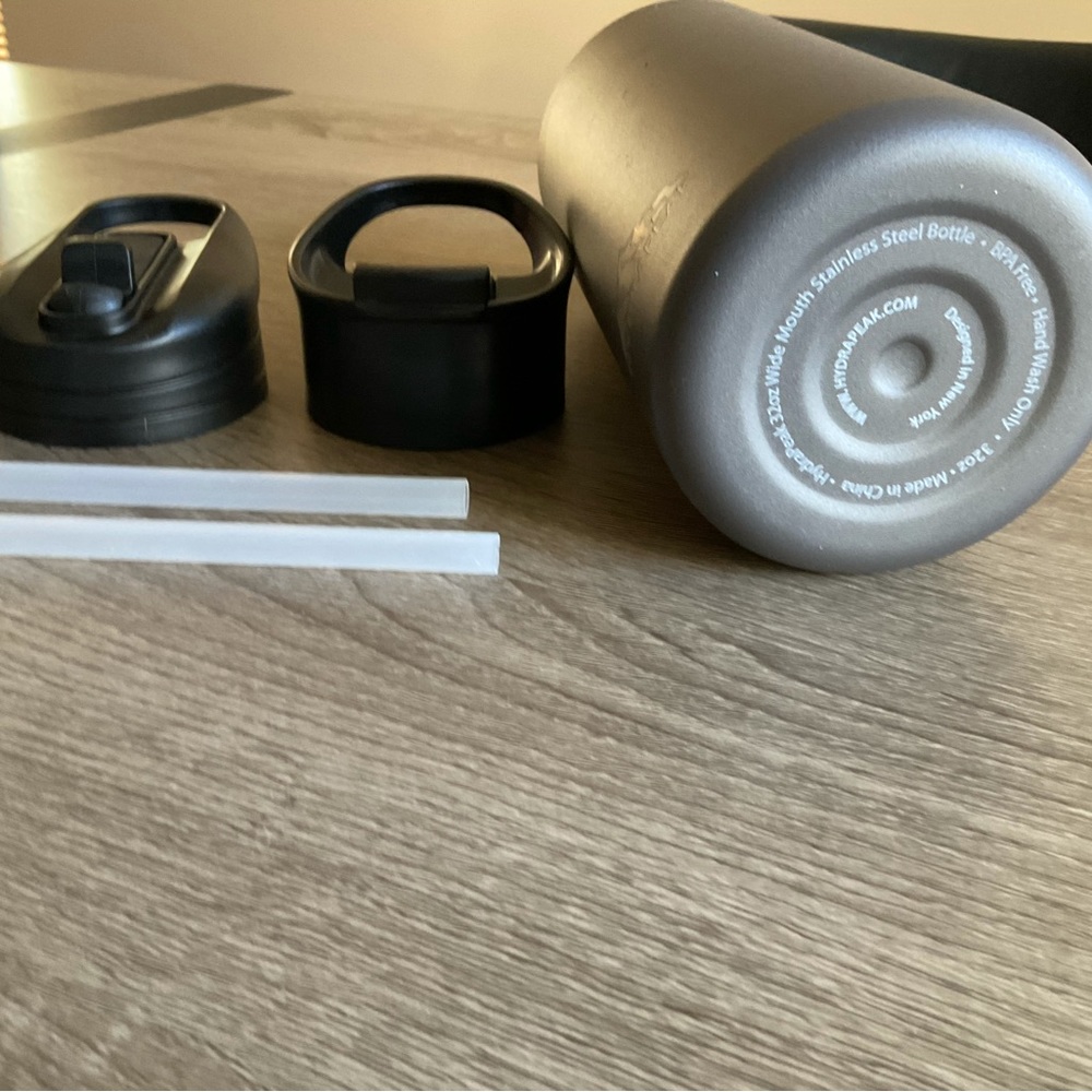 New 32 oz hydrapeak bottle with 3 lids + 2 straws